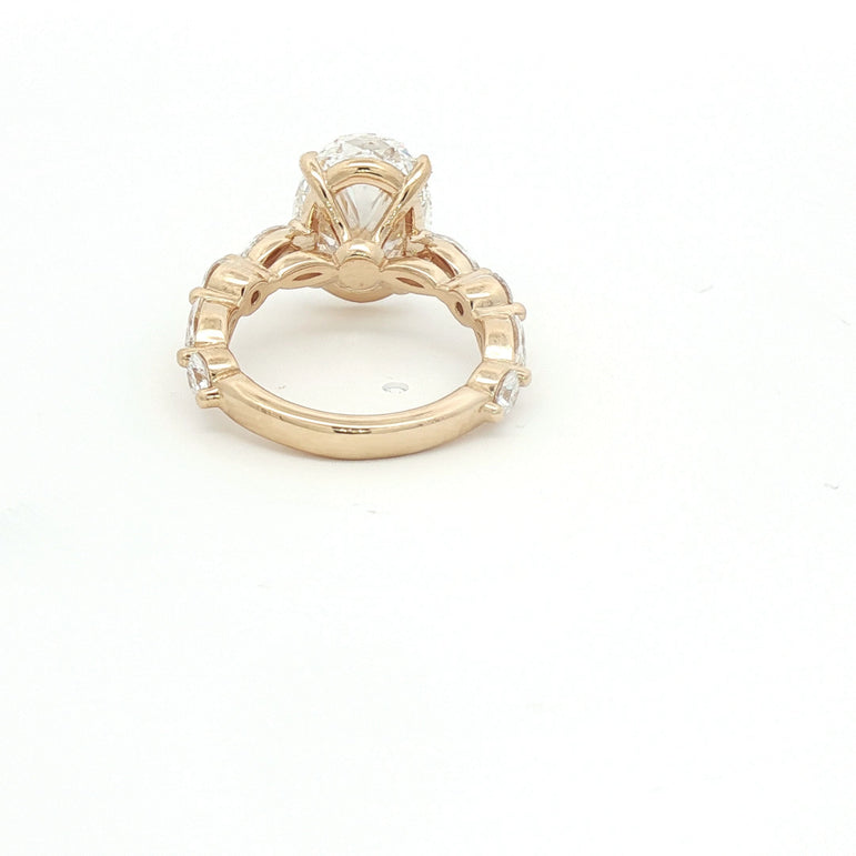 14kt yellow Gold Multistone Ring with Oval Cut Diamond