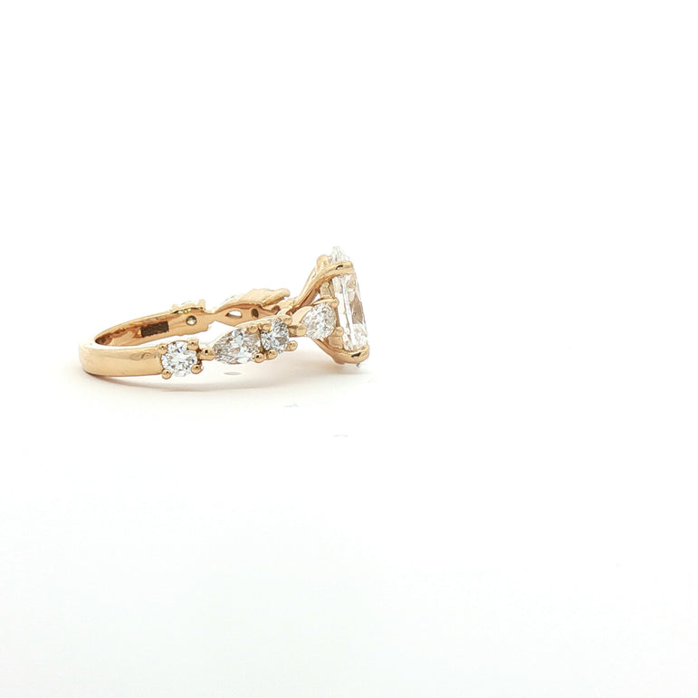 Yellow Gold Multistone Ring with Oval Cut Diamond