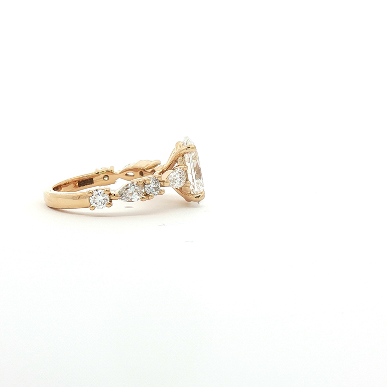 Yellow Gold Multistone Ring with Oval Cut Diamond- 18k