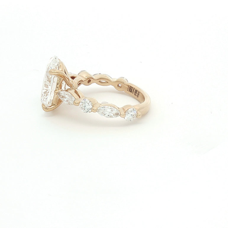 14kt yellow Gold Multistone Ring with Oval Cut Diamond