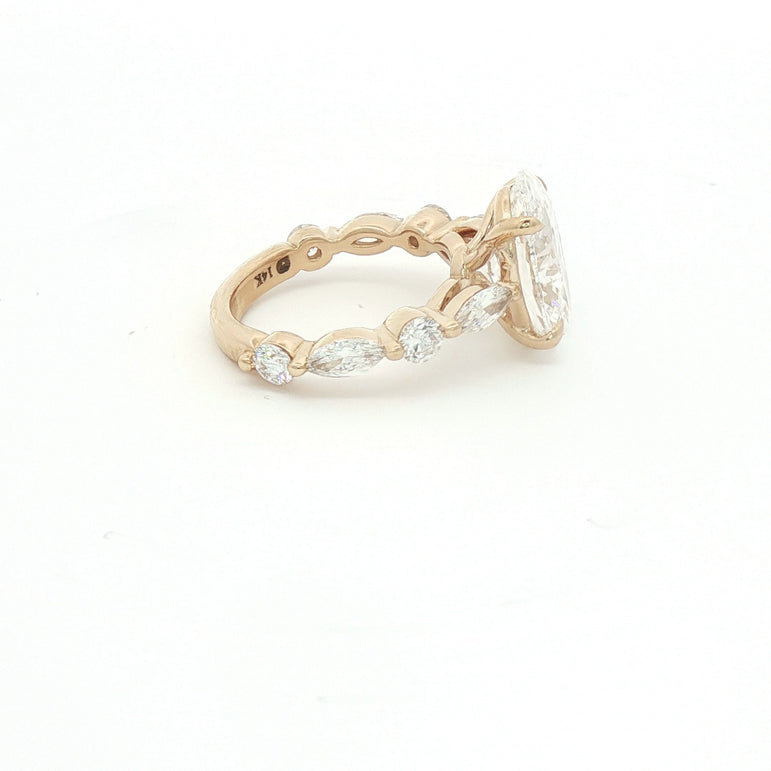 14kt yellow Gold Multistone Ring with Oval Cut Diamond